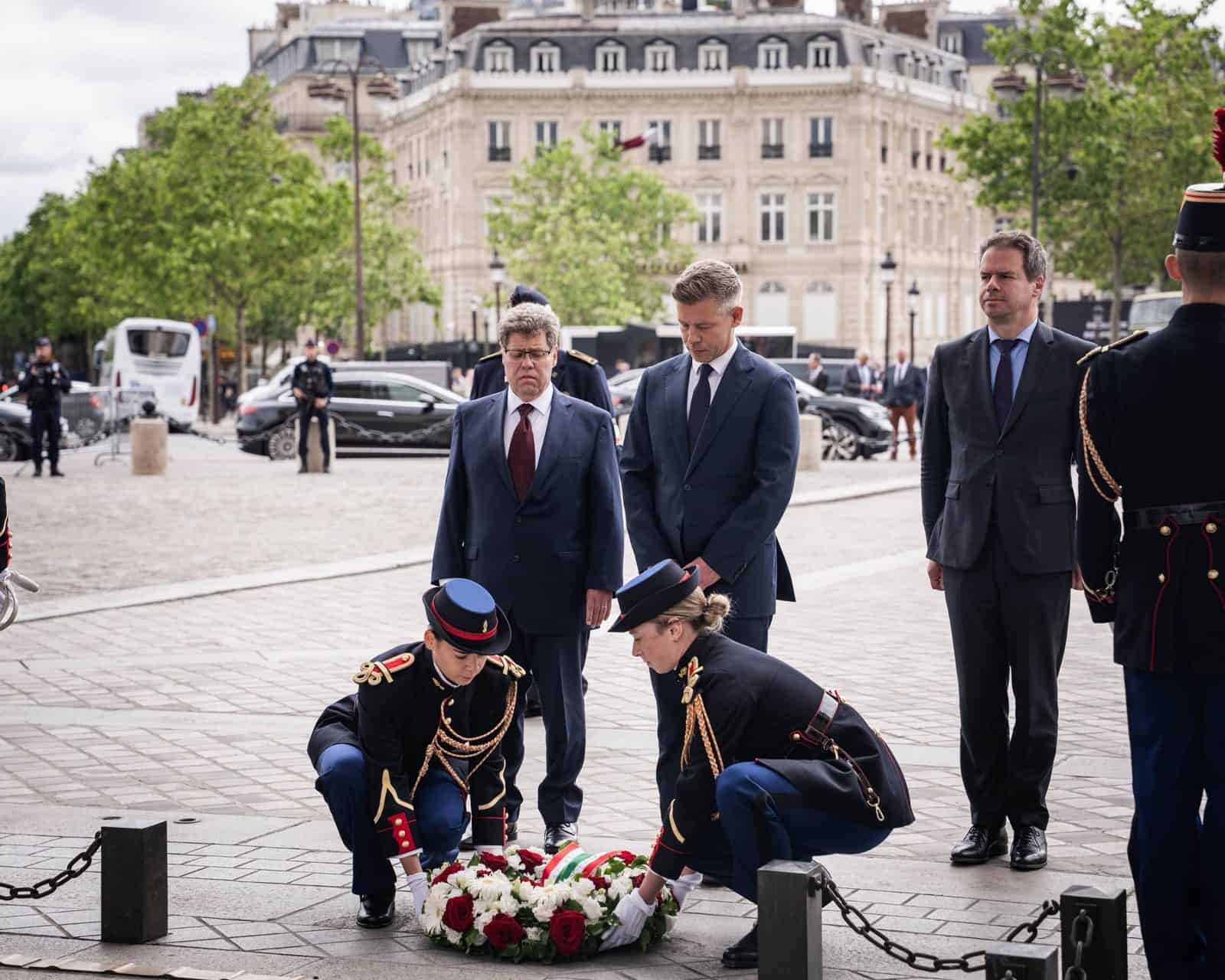 Magyar katonák és tisztviselők koszorúznak a Hősök terén, tiszteletadás a hősök emlékéne.