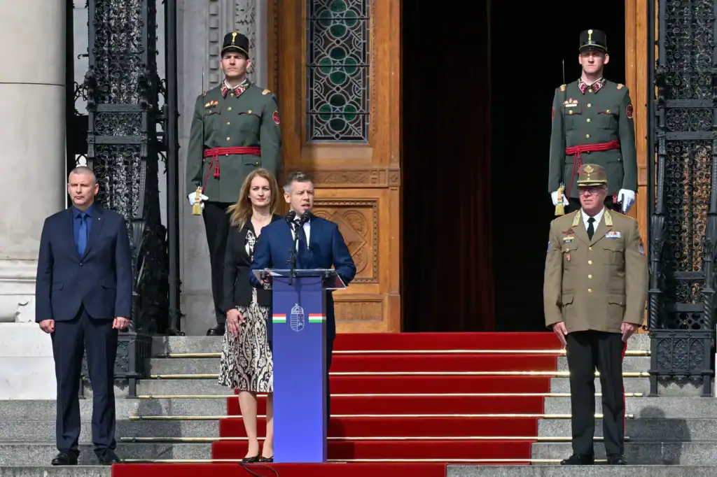 Magyar politikusok és katonák az Országház előtt, hivatalos ceremónia.