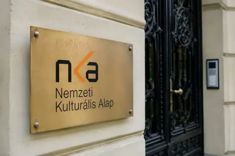 Nemzeti Kulturális Alap felirat egy épület falán.