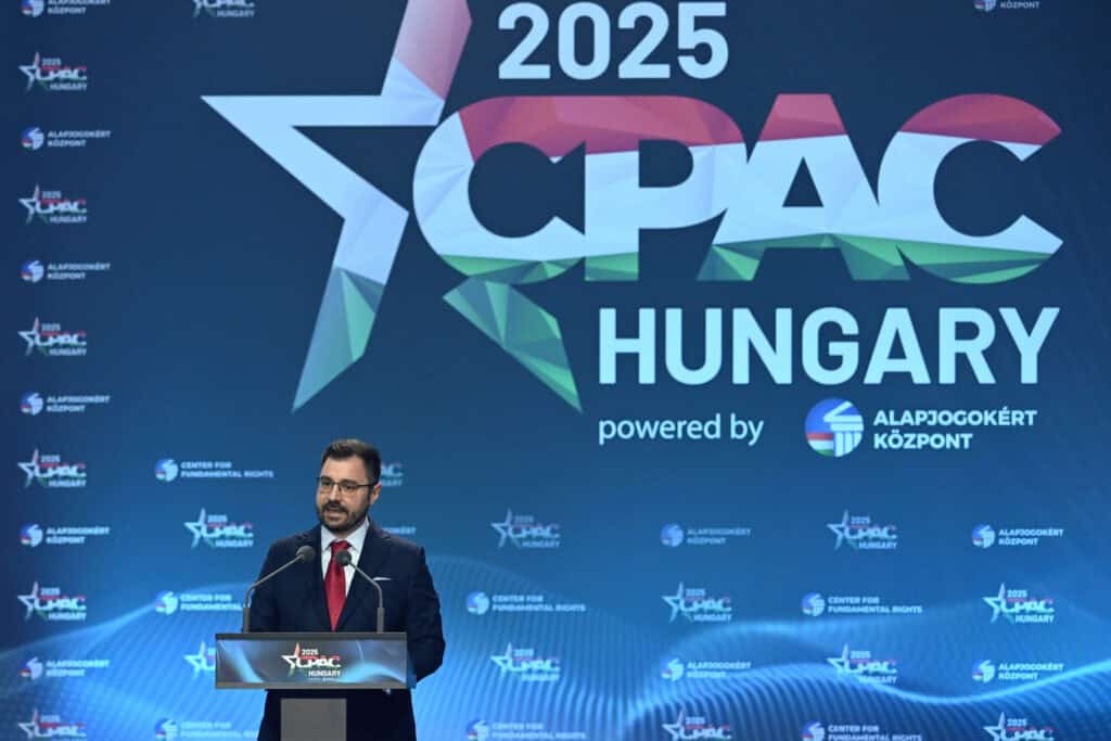 A kép alt szövege: Politikus beszédet tart az idei CPAC Hungary konferencián.