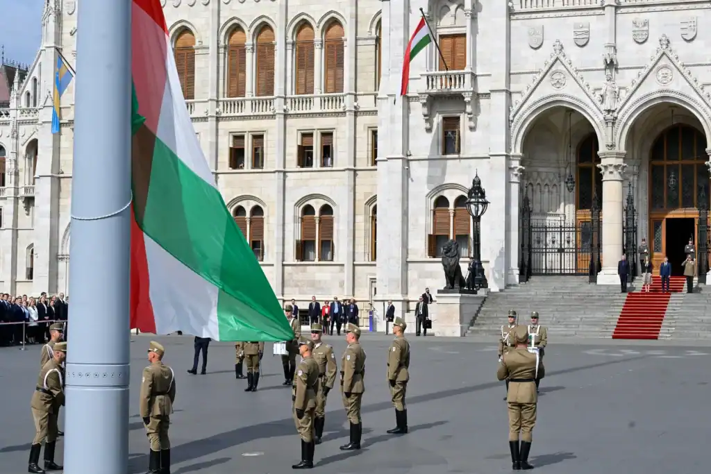 Magyar katonák a Parlament előtt, nemzeti zászlóval, biztonsági intézkedés közben.