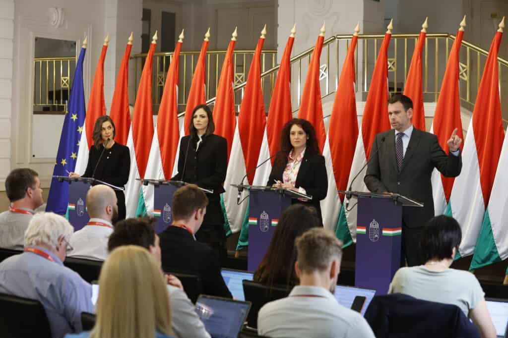 A magyar képviselők beszélnek a parlamenti vitán.