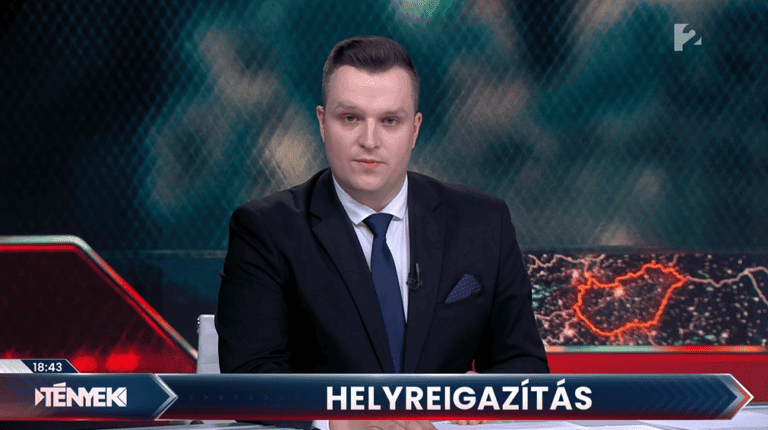 A férfi híradós műsorvezető a stúdióban, háttérben grafikai elemekkel.