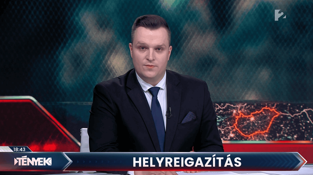 A férfi híradós műsorvezető a stúdióban, háttérben grafikai elemekkel.