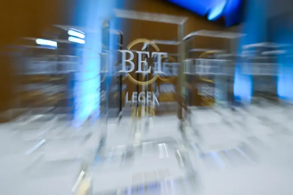 Biztonsági kapu a Bet Legen kaszinóban, kék fényekkel megvilágítva.