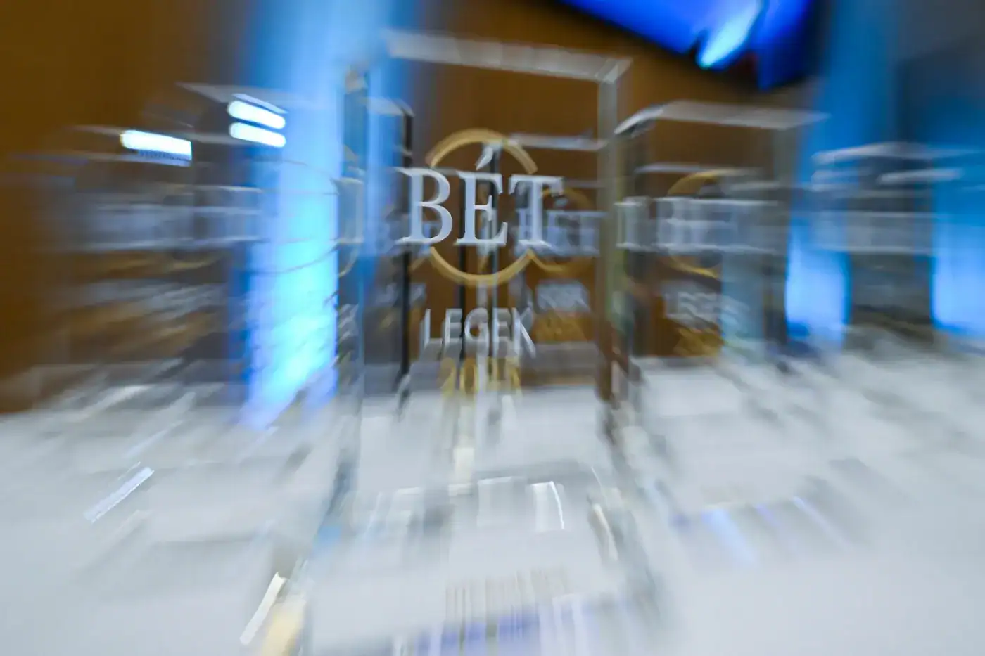 Biztonsági kapu a Bet Legen kaszinóban, kék fényekkel megvilágítva.