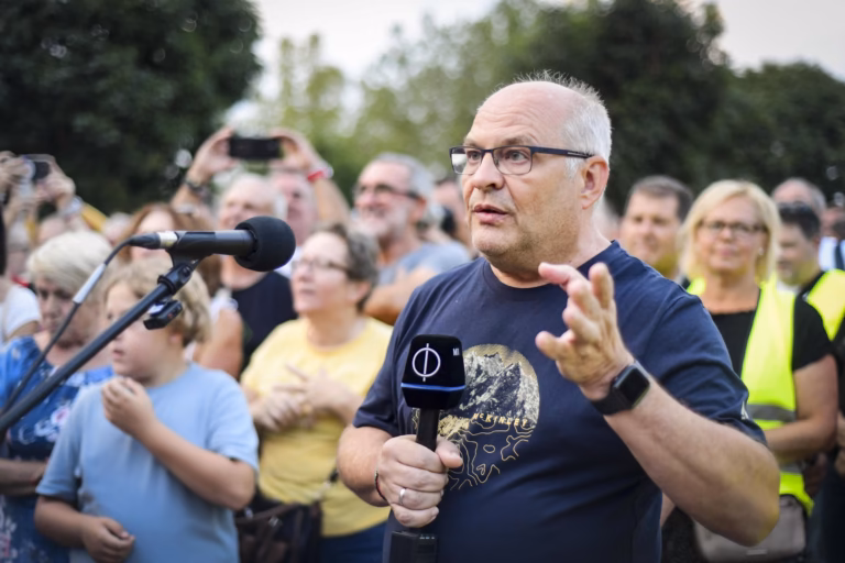 Császár Attilát biztonsági őrök kísérték ki a köztévé székházából, több vezetőt is felmentettek