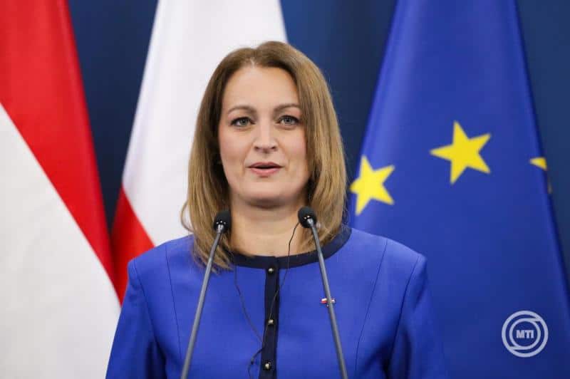 Forsthoffer Ágnes beszél a lengyel–magyar együttműködésről Varsóban.