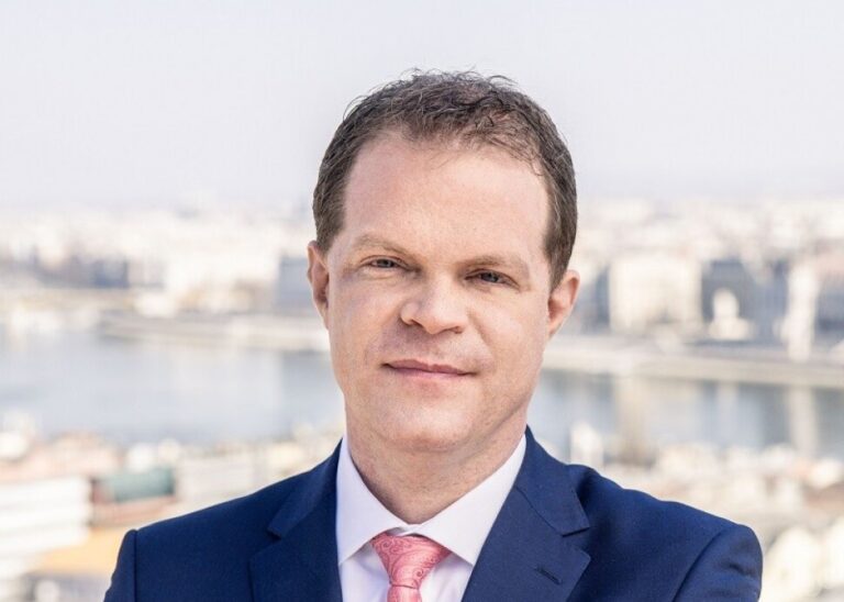 Magyar Péter portréja egy városi háttérrel.