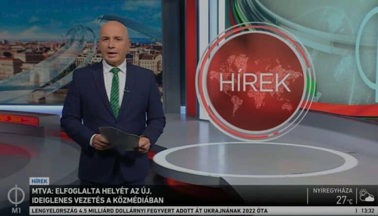 Híradós bemondó az MTVA híradójában, háttérben a Hírek felirat.