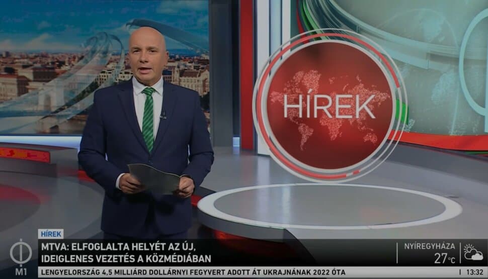 Híradós bemondó az MTVA híradójában, háttérben a Hírek felirat.