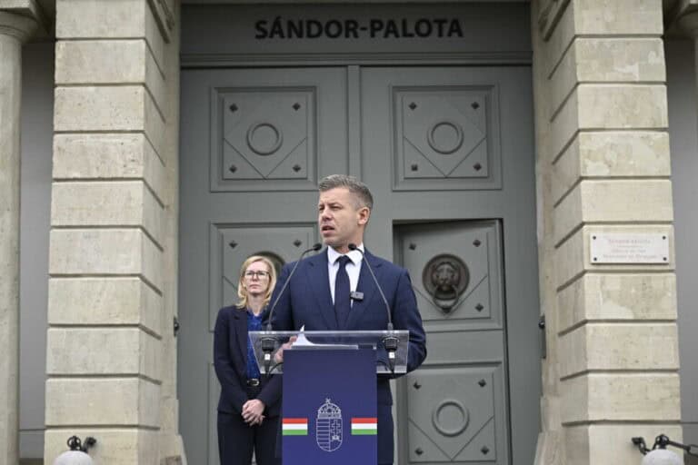 Magyar Péter beszédet mond a Sándor-palota előtt.