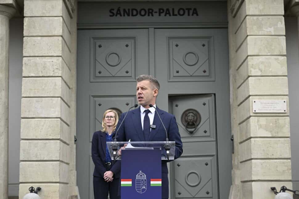 Magyar Péter beszédet mond a Sándor-palota előtt.