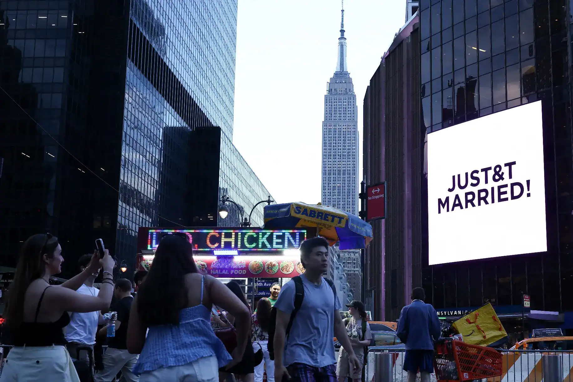 Esküvői hirdetés és a felhívás 'Just Married!' Times Square-en, New Yorkban.