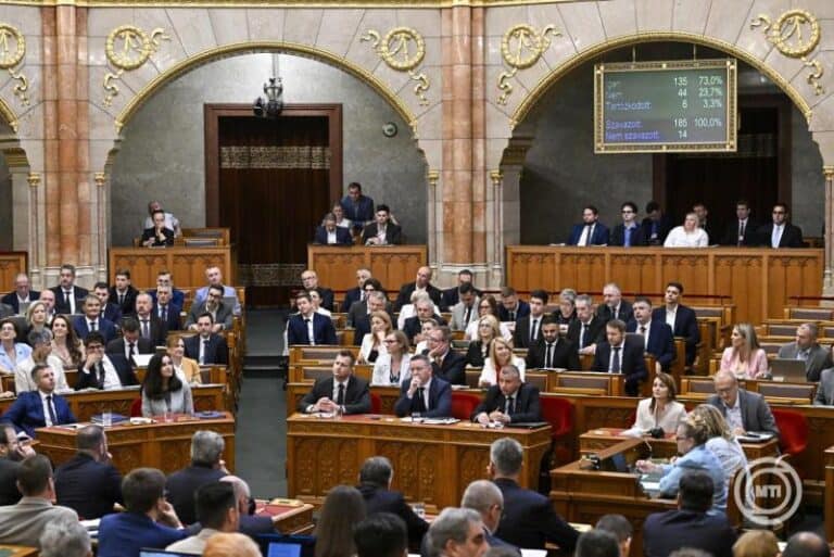 Az Országgyűlés plenáris ülése, sok képviselő jelenik meg.