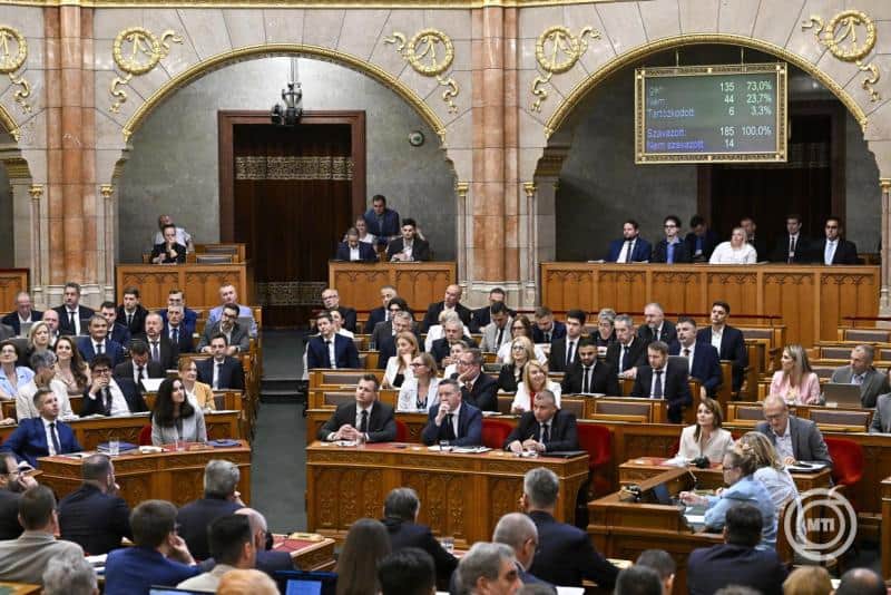 Az Országgyűlés plenáris ülése, sok képviselő jelenik meg.