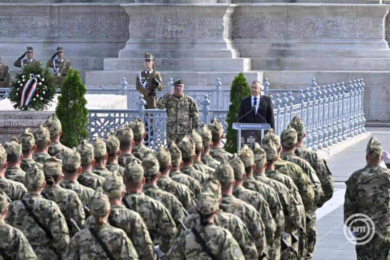 Magyar katonák és tisztek egy katonai ceremónián.