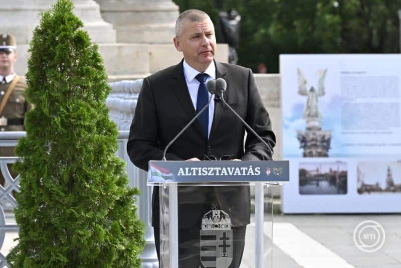 Ruszin-Szendi Romulusz beszédet mond egy nyilvános eseményen.