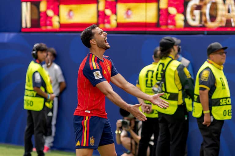 Argentinai futballista ünnepel a pályán.