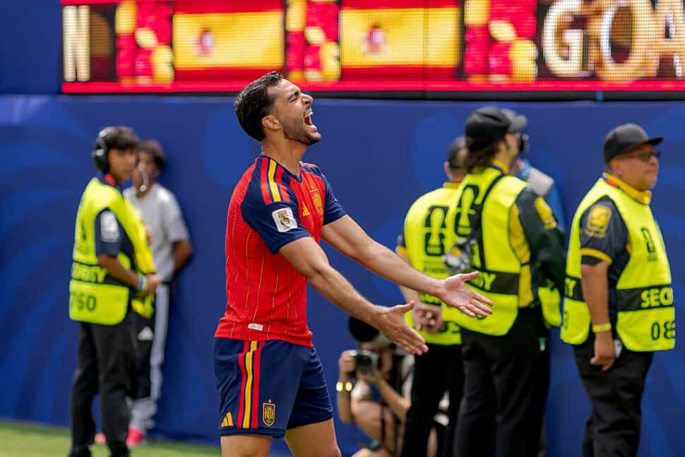 Argentinai futballista ünnepel a pályán.