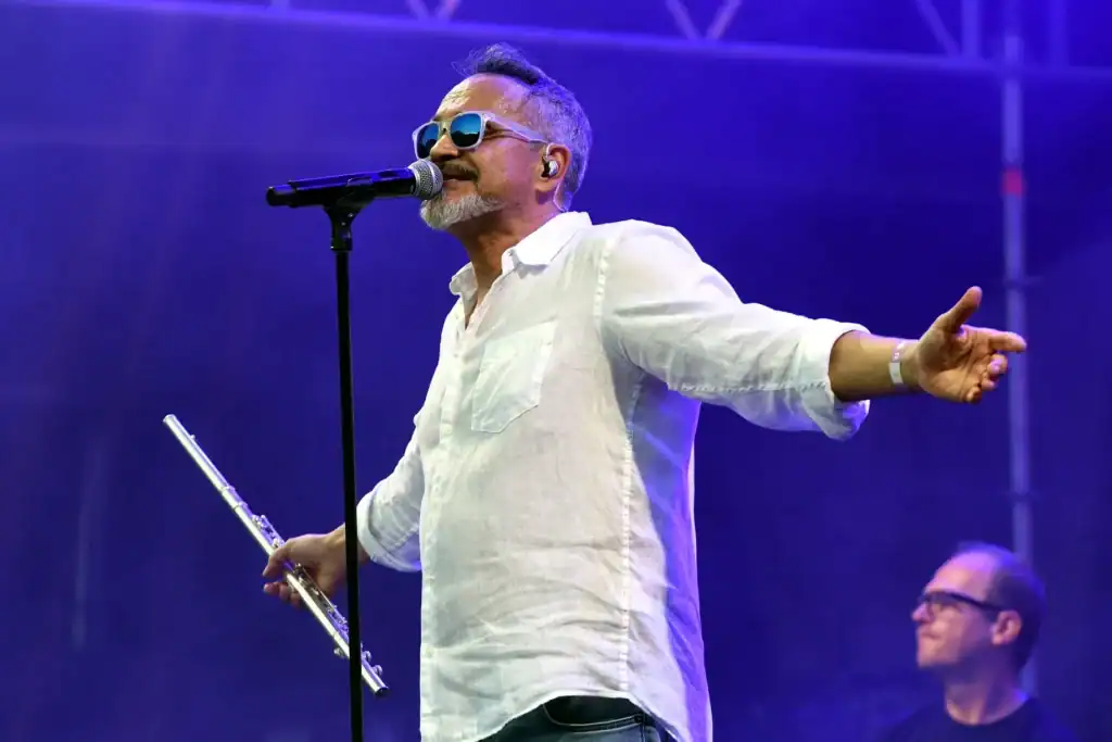 Szolnoki Péter a Bon-Bon együttes énekese koncert közben.