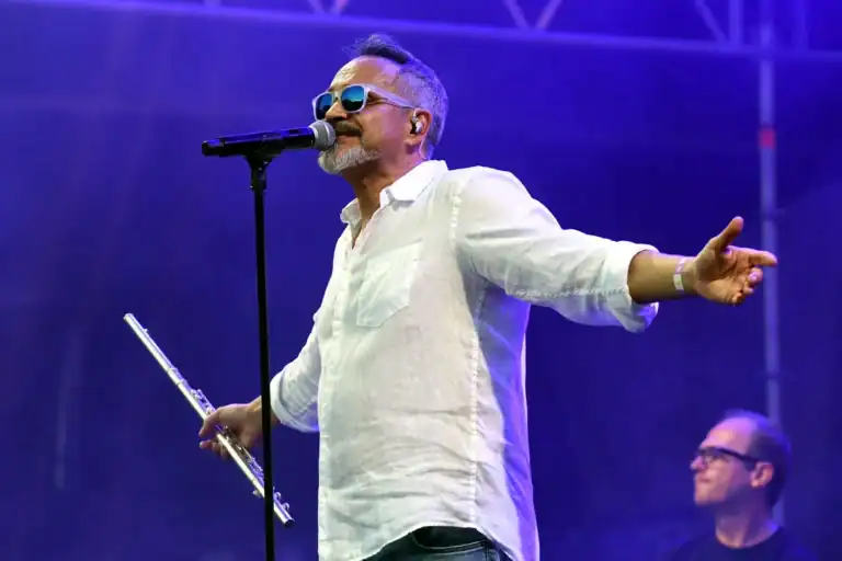 Szolnoki Péter a Bon-Bon együttes énekese koncert közben.
