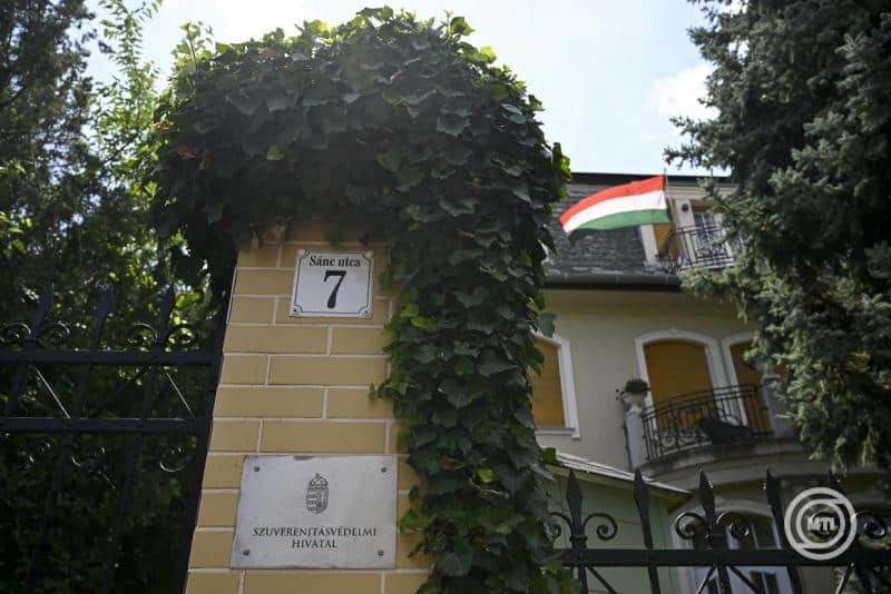 Magyar zászló és épület a Szuverenitásvédelmi Hivatalnál.