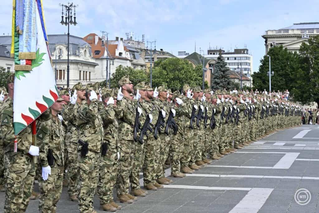 Magyar katonák állnak sorban egy nyilvános megemlékezésen.