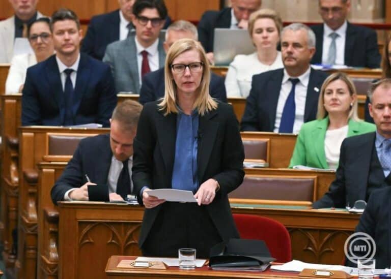 Igazságügyi miniszter beszédet mond a parlamentben.