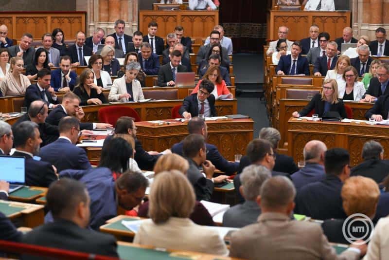 Magyar Országgyűlés plenáris ülése, sok képviselő jelenik meg.